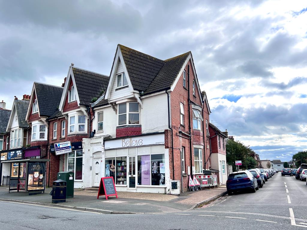 Lot: 82 - TOWN CENTRE STUDIO FLAT FOR INVESTMENT - First floor studio flat above beauty shop